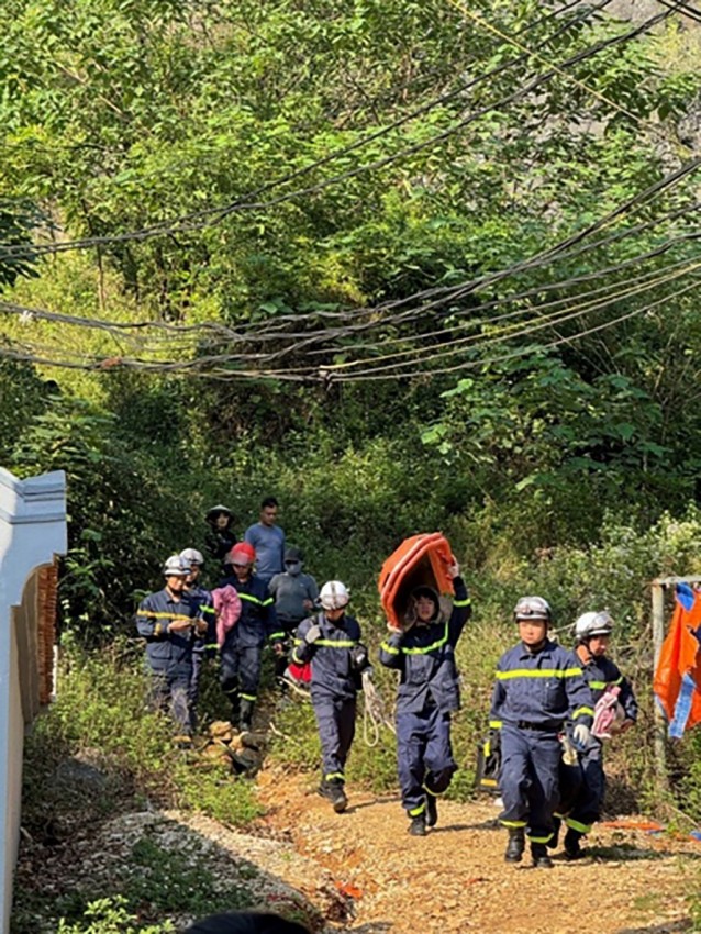 Lực lượng chức năng có mặt ở hiện trường để giải cứu nạn nhân.