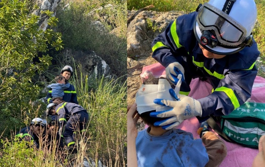 Sau khi tiếp cận, đưa được 2 cháu bé lên vị trí an toàn, lực lượng cứu hộ tiếp tục sơ cứu 2 cháu bé.