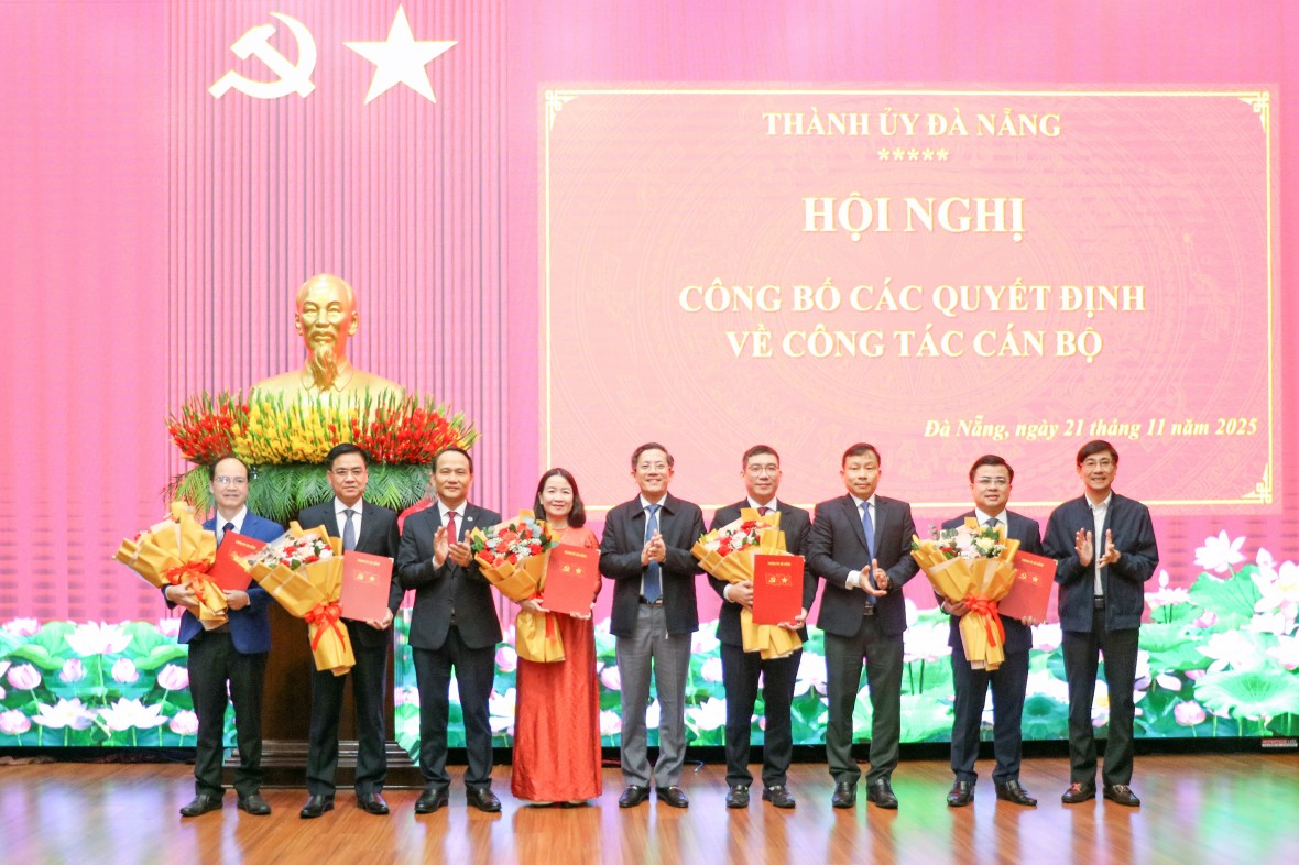 Lãnh đạo thành phố trao các quyết định và tặng hoa chúc mừng các cá nhân được bổ nhiệm. Ảnh: https://danang.gov.vn/ Lãnh đạo thành phố trao các quyết định và tặng hoa chúc mừng các cá nhân được bổ nhiệm. Ảnh: https://danang.gov.vn/