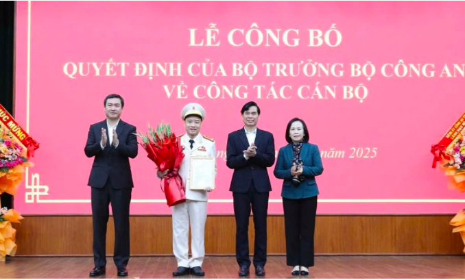 Lãnh đạo Tỉnh ủy, UBND tỉnh Lạng Sơn tặng hoa chúc mừng Thượng tá Vũ Thanh Tùng- tân Giám đốc Công an tỉnh. 