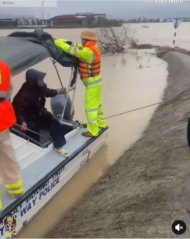 Lực lượng CSGT chuyển nhu yếu phẩm đến các hộ dân bị cô lập và hỗ trợ người dân di chuyển đến nơi an toàn. (Ảnh: Cục CSGT)