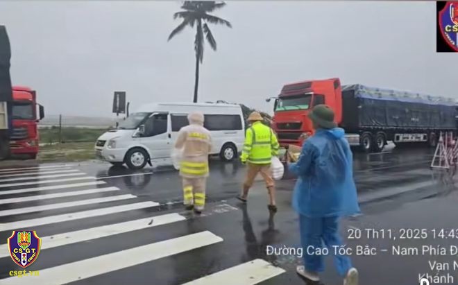 Lực lượng Cảnh sát giao thông phát cơm, nước uống cho lái xe và người dân bị kẹt lại trên tuyến do mưa bão.