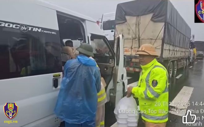 Cảnh sát giao thông phát cơm, nước uống cho lái xe bị kẹt lại trên đường do mưa bão