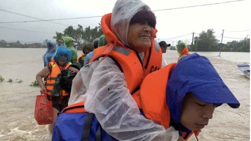 Miền Trung chìm trong ngập lụt, cần lắm sự chung tay của cả nước