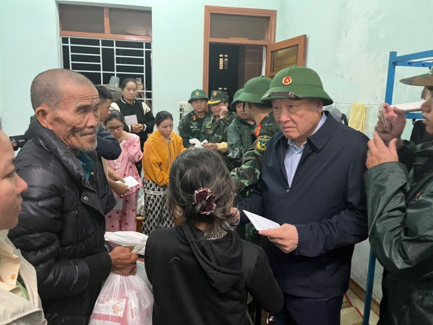 Bộ Y tế sẵn sàng thu dung cấp cứu cho nạn nhân vùng mưa lũ, tuyệt đối không để bùng phát dịch bệnh