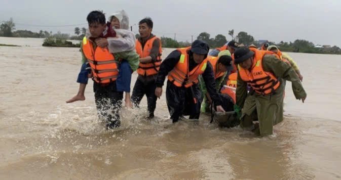 Miền Trung chìm trong ngập lụt, cần lắm sự chung tay của cả nước