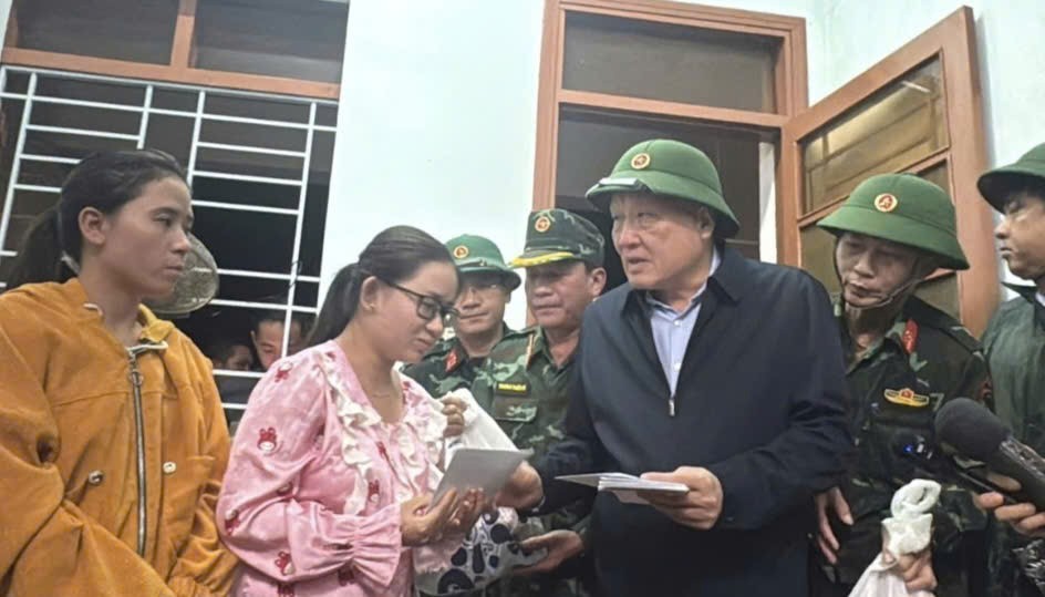 Phó Thủ tướng Nguyễn Hòa Bình tới rốn lũ Đắk Lắk, chỉ đạo cứu hộ khẩn cấp