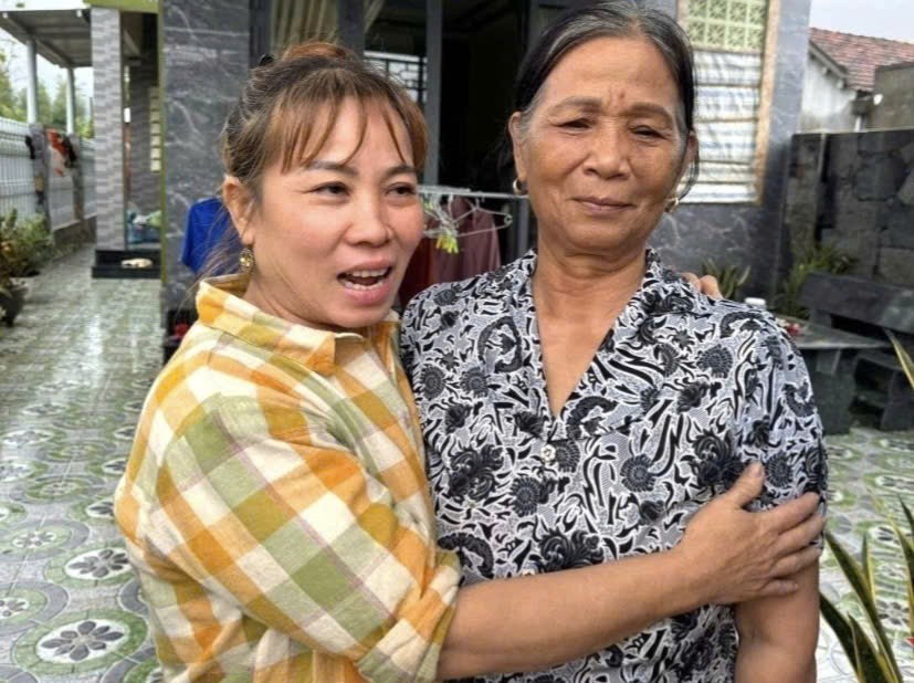 Người đàn ông Đắk Lắk đơn độc chèo ghe cứu hơn 40 người giữa trận lũ lịch sử