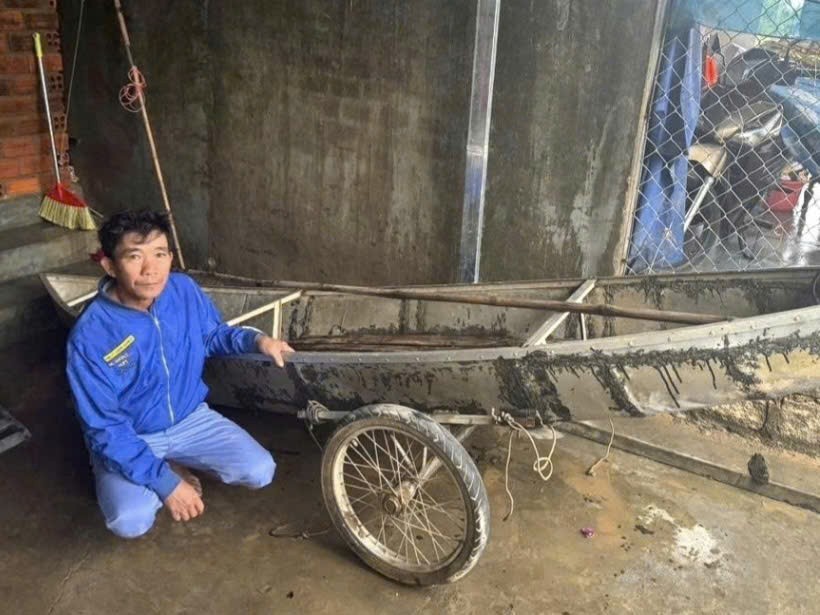 Người đàn ông Đắk Lắk đơn độc chèo ghe cứu hơn 40 người giữa trận lũ lịch sử