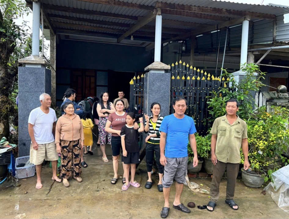 Người đàn ông Đắk Lắk đơn độc chèo ghe cứu hơn 40 người giữa trận lũ lịch sử