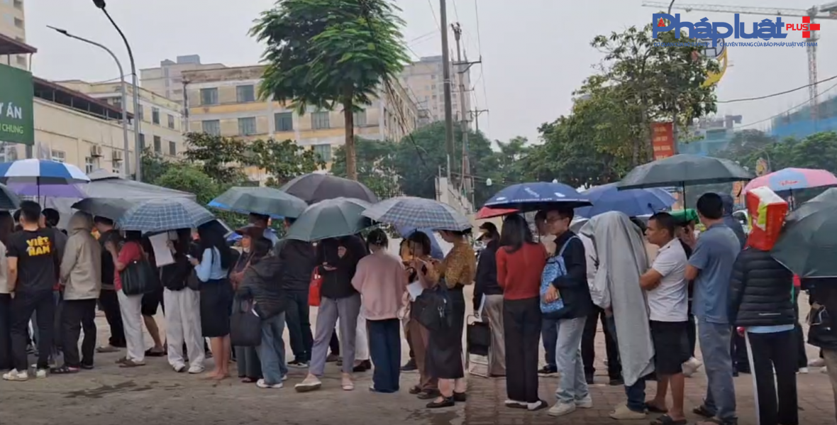 Người dân chen chân, xếp hàng chờ lấy số mua xuất Nhà ở Xã hội