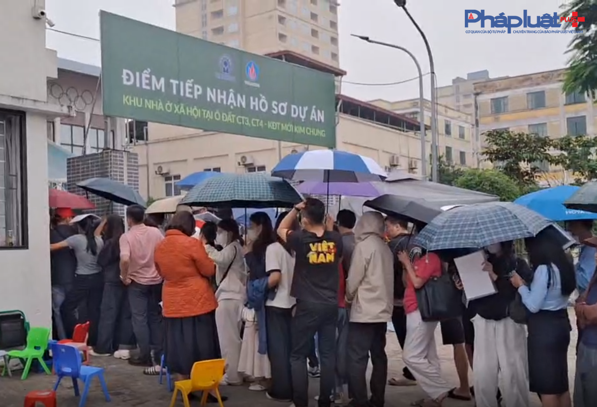 Người dân chen chân, xếp hàng chờ lấy số mua xuất Nhà ở Xã hội