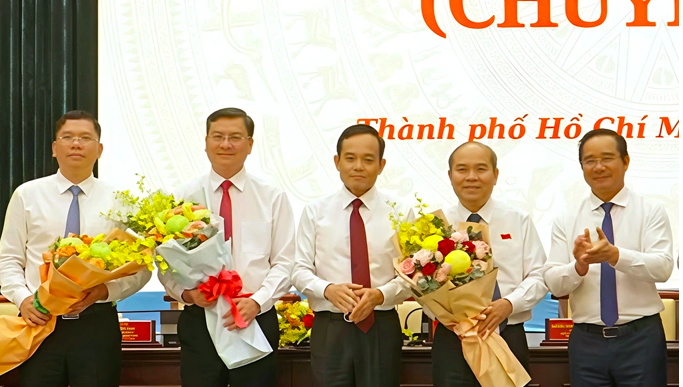 Ông Hoàng Nguyên Dinh, ông Nguyễn Công Vinh, ông Trần Văn Bảy được bầu làm Phó Chủ tịch UBND TPHCM nhiệm kỳ 2021-2026.