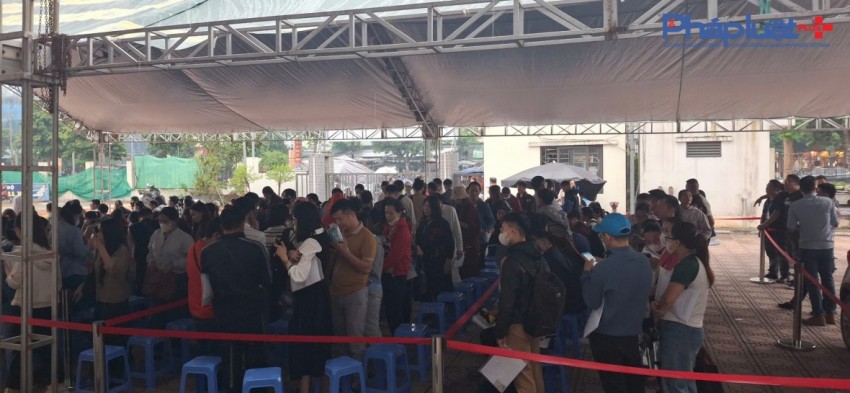 Người dân chen chân, xếp hàng chờ lấy số mua xuất Nhà ở Xã hội