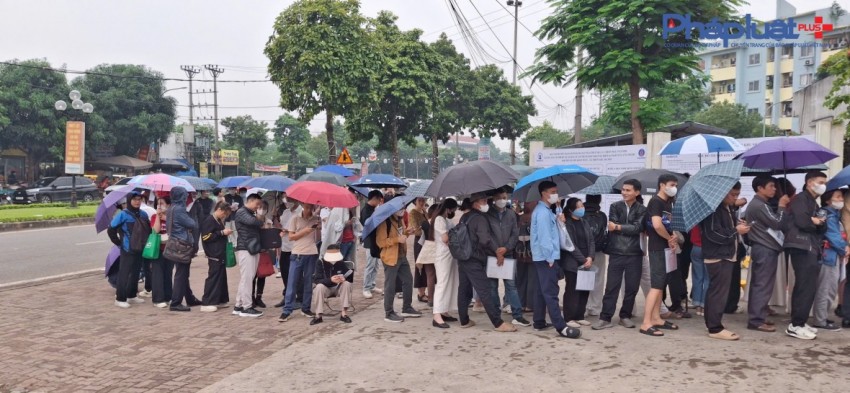 Người dân chen chân, xếp hàng chờ lấy số mua xuất Nhà ở Xã hội