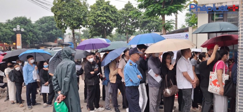 Người dân chen chân, xếp hàng chờ lấy số mua xuất Nhà ở Xã hội