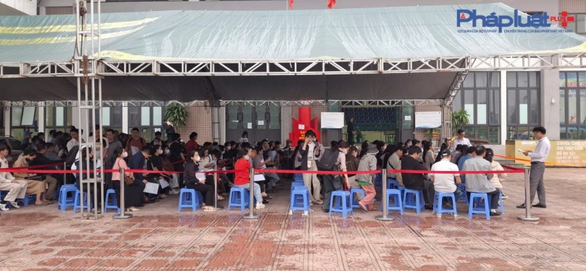 Người dân chen chân, xếp hàng chờ lấy số mua xuất Nhà ở Xã hội