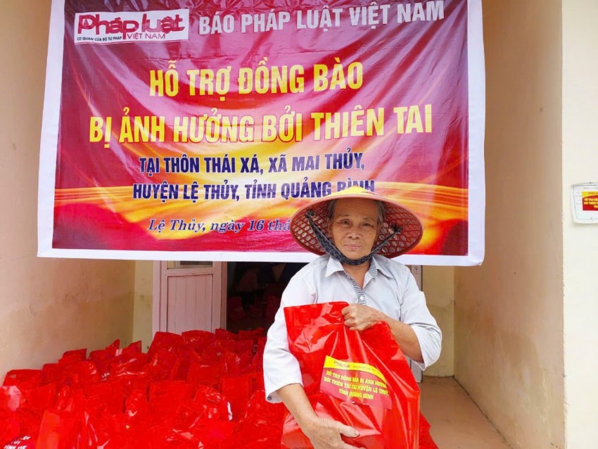 Báo Pháp luật Việt Nam hỗ trợ đồng bào bị ảnh hưởng bởi thiên tai tại Quảng Bình.