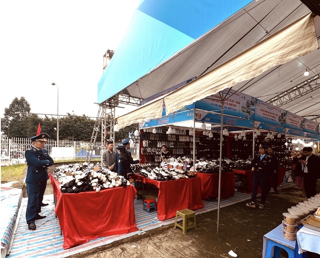 Kiểm tra, kiểm soát hàng hoá tại Hội chợ Thương mại Quốc tế Việt - Trung lần thứ 25