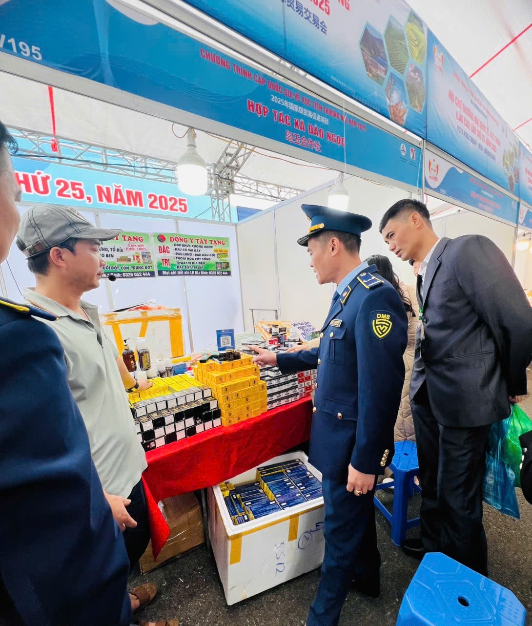 Kiểm tra, kiểm soát hàng hoá tại Hội chợ Thương mại Quốc tế Việt - Trung lần thứ 25