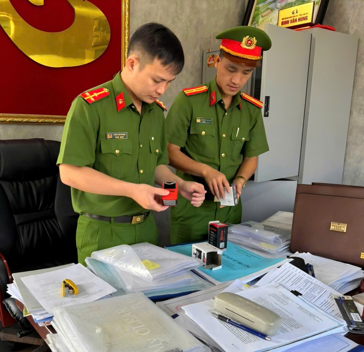 Công an TP Đà Nẵng khám xét nơi làm việc của đối tượng Đinh Văn Hùng. (Ảnh: Công an TP Đà Nẵng) Công an TP Đà Nẵng khám xét nơi làm việc của đối tượng Đinh Văn Hùng. (Ảnh: Công an TP Đà Nẵng)