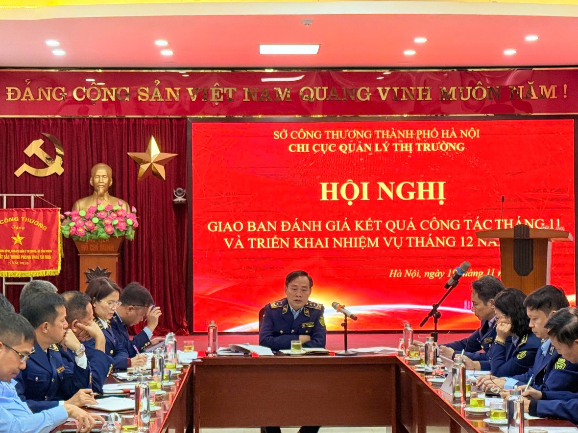 (Đồng chí Trịnh Quang Đức – Chi cục trưởng Chi cục QLTT thành phố Hà Nội chủ trì Hội nghị)