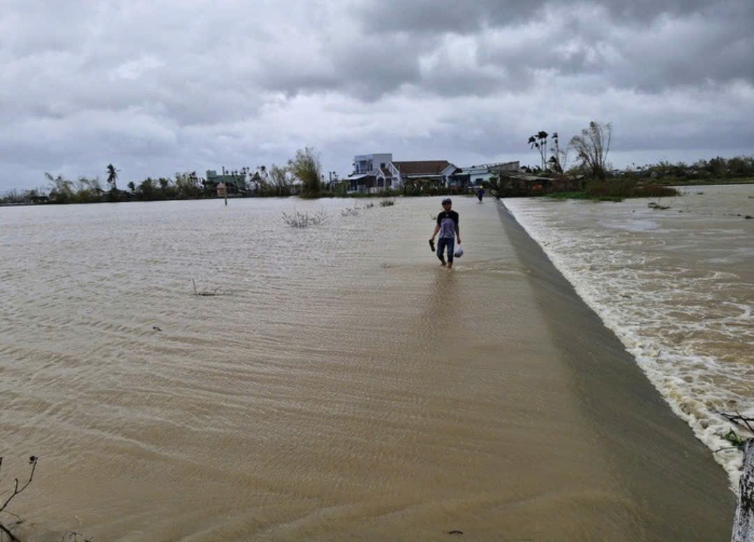 Gia Lai: Triệu tập họp khẩn, yêu cầu sơ tán dân trong đêm vì nước sông tiếp tục dâng