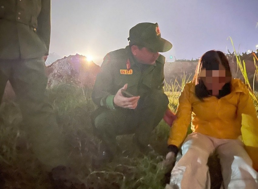 Tổ công tác thuyết phục, trấn an người dân từ bỏ ý định tự tử.