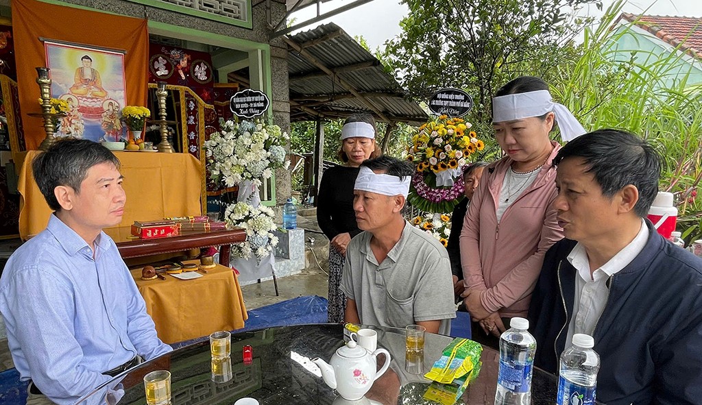 Chủ tịch UBND tỉnh Tạ Anh Tuấn thăm hỏi, động viên gia đình nạn nhân thiệt mạng do mưa lũ