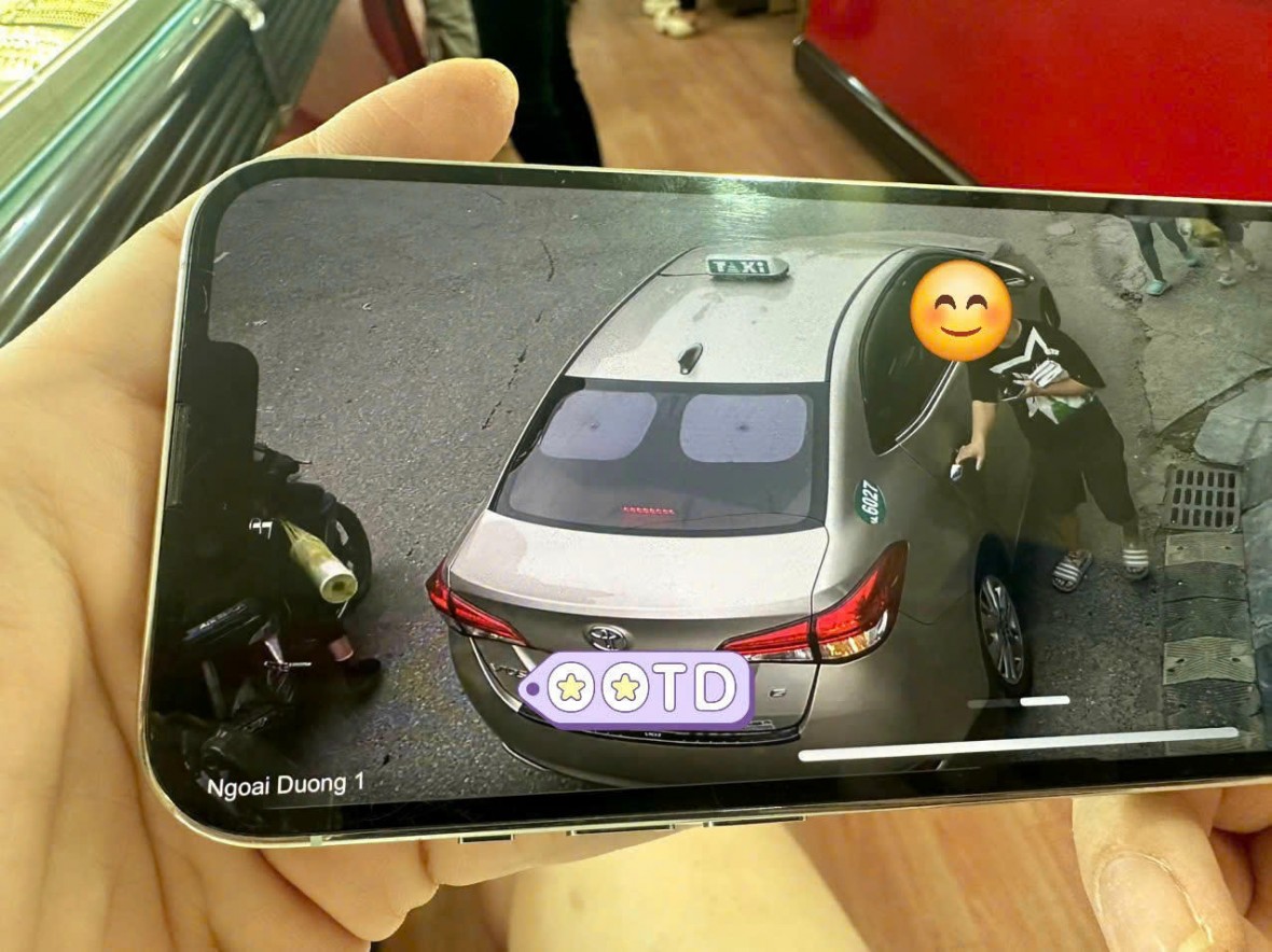 Camera ghi lại K. bỏ nhà và làm theo chỉ dẫn của các đối tượng lừa đảo.