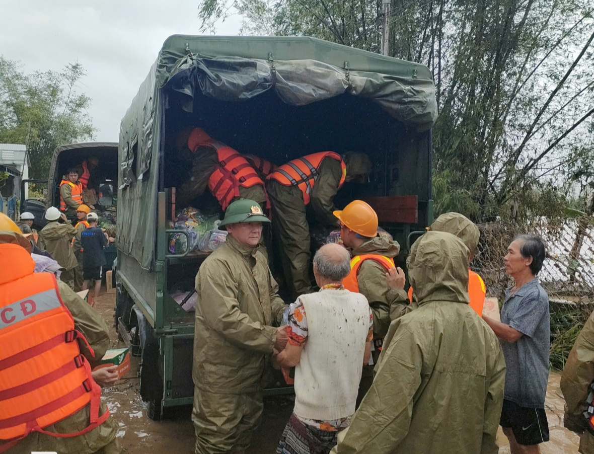 Lực lượng chức năng hỗ trợ nhu yếu phẩm cho người dân bị thiệt hại do mưa lũ -Ảnh minh họa