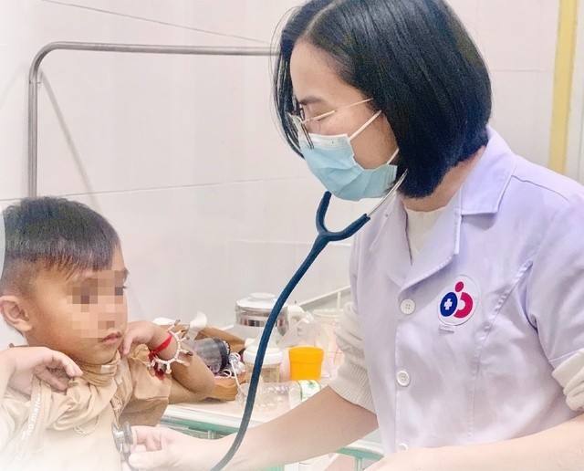 Bé trai được xuất viện sau 1 tuần điều trị - Ảnh Bệnh viện cung cấp.