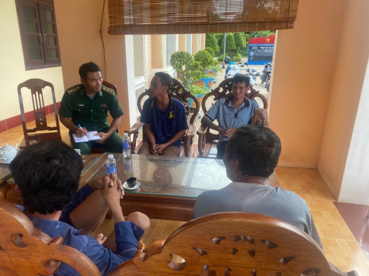 Cứu hộ 4 ngư dân bị chìm tàu trên vùng biển Thổ Châu