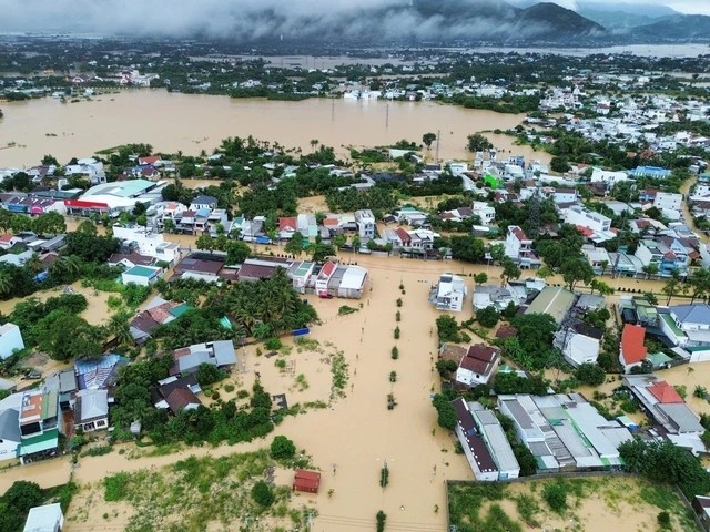 Khẩn trương giải quyết chính sách, chi trả bảo hiểm cho người dân, doanh nghiệp chịu bị thiệt hại do mưa lũ