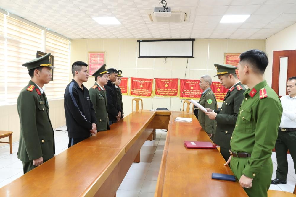 Tống đạt Quyết định khởi tố 2 đối tượng - Ảnh Công an Hà Tĩnh.