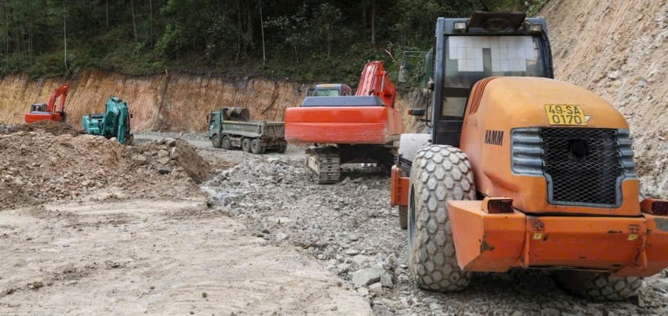 Khẩn trương khắc phục các điểm sạt lở trên các tuyến đèo ở Lâm Đồng