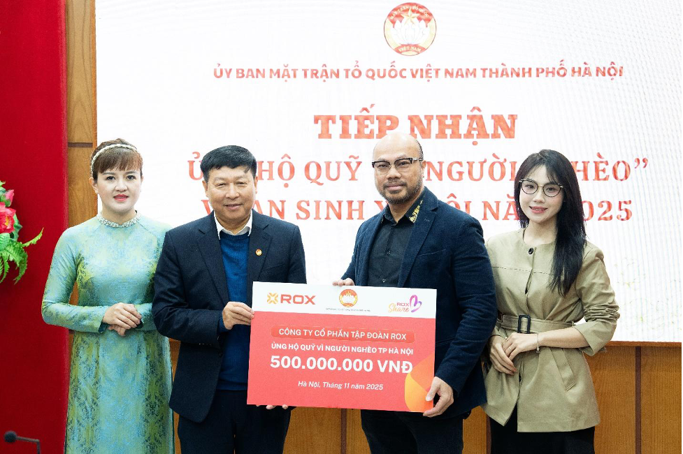 Ông Lê Tiến Ngọc, Chủ tịch HĐQT ROX Signature, đại diện Tập đoàn ROX trao quà cho Quỹ Vì người nghèo TP. Hà Nội. Ông Lê Tiến Ngọc, Chủ tịch HĐQT ROX Signature, đại diện Tập đoàn ROX trao quà cho Quỹ Vì người nghèo TP. Hà Nội.