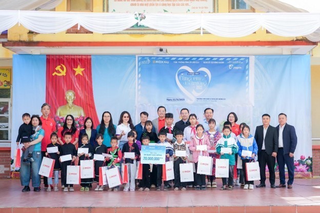 ROX Group ủng hộ Quỹ Vì người nghèo TP Hà Nội ROX Group ủng hộ Quỹ Vì người nghèo TP Hà Nội