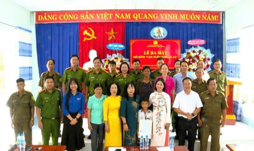 Vòng tay ấm của người chiến sĩ – Nâng bước em nhỏ mồ côi đến trường