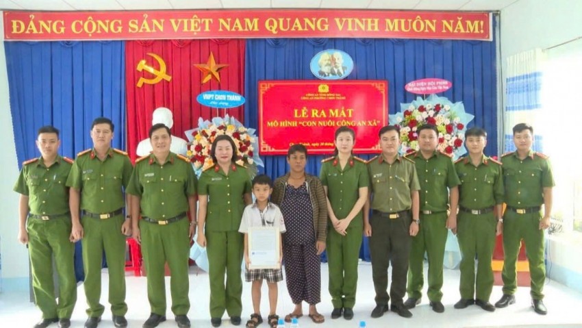 Vòng tay ấm của người chiến sĩ – Nâng bước em nhỏ mồ côi đến trường