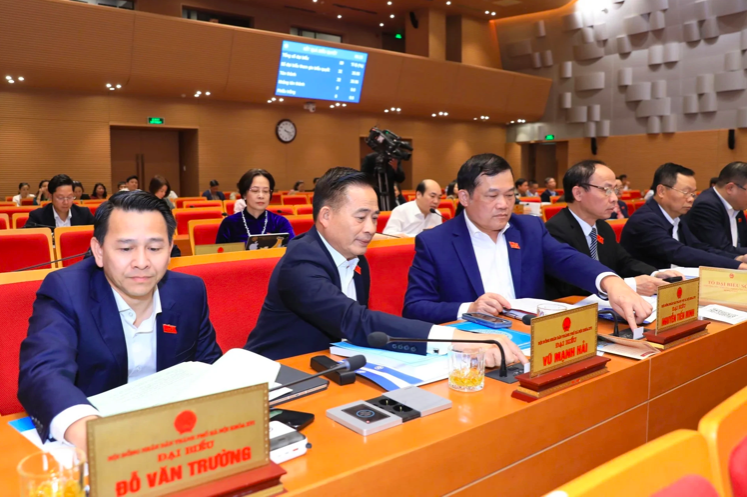 Các đại biểu bấm nút thông qua Nghị quyết tại Kỳ họp thứ 28 HĐND TP Hà Nội. Các đại biểu bấm nút thông qua Nghị quyết tại Kỳ họp thứ 28 HĐND TP Hà Nội.