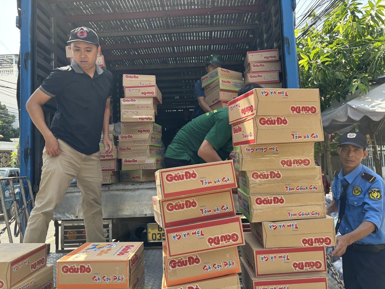 B&aacute;o Ph&aacute;p luật Việt Nam đưa hơn 20 tấn h&agrave;ng thiết yếu đến người d&acirc;n v&ugrave;ng lũ