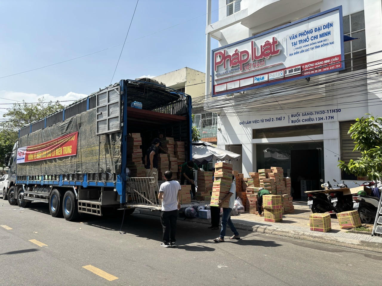 B&aacute;o Ph&aacute;p luật Việt Nam đưa hơn 20 tấn h&agrave;ng thiết yếu đến người d&acirc;n v&ugrave;ng lũ