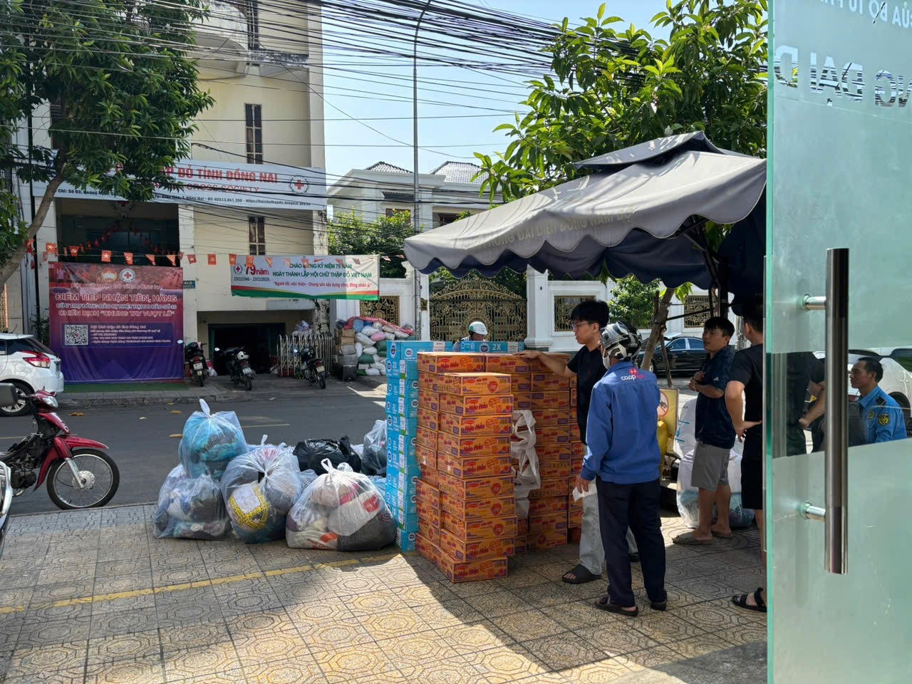B&aacute;o Ph&aacute;p luật Việt Nam đưa hơn 20 tấn h&agrave;ng thiết yếu đến người d&acirc;n v&ugrave;ng lũ