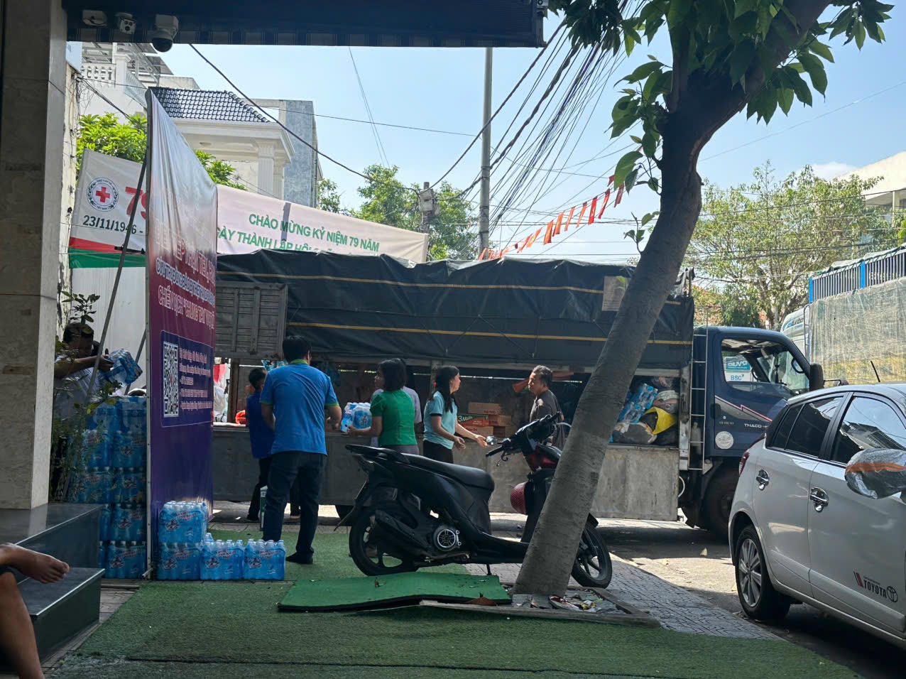 B&aacute;o Ph&aacute;p luật Việt Nam đưa hơn 20 tấn h&agrave;ng thiết yếu đến người d&acirc;n v&ugrave;ng lũ