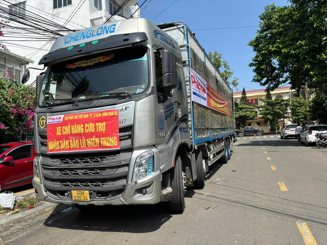 B&aacute;o Ph&aacute;p luật Việt Nam đưa hơn 20 tấn h&agrave;ng thiết yếu đến người d&acirc;n v&ugrave;ng lũ