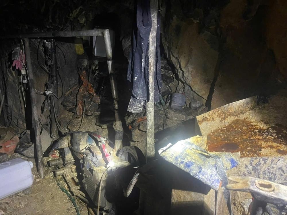 Nhiều công cụ, máy móc phục vụ việc khai thác vàng trái phép - Ảnh Công an Hà Tĩnh.