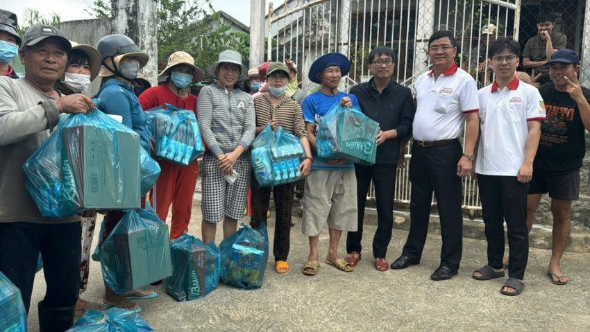 Người dân những phần quà nghĩa tình.