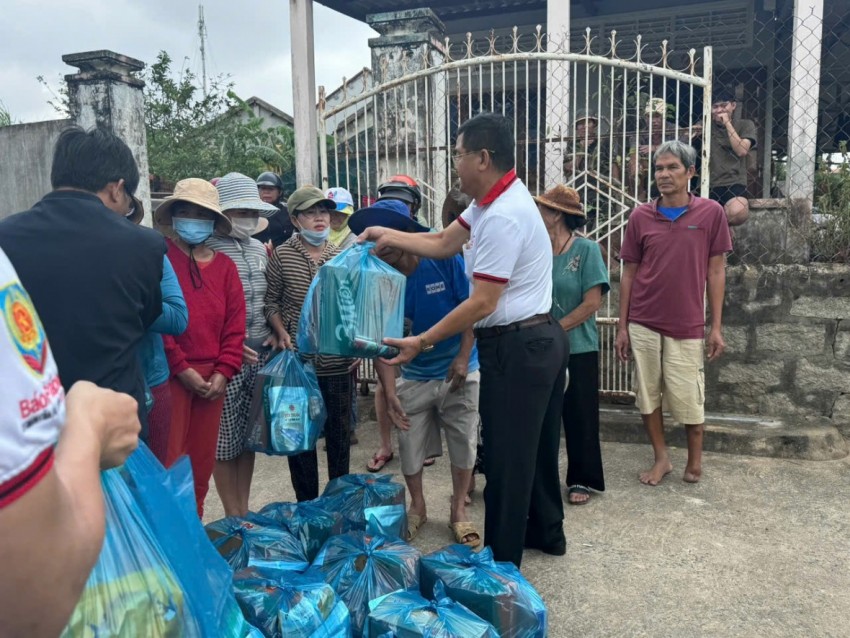 Mỗi chuyến đi không chỉ để đưa tin, mà là để trao đi sự sẻ chia, đúng lúc nhất, trong những khoảnh khắc bà con cần nhất.