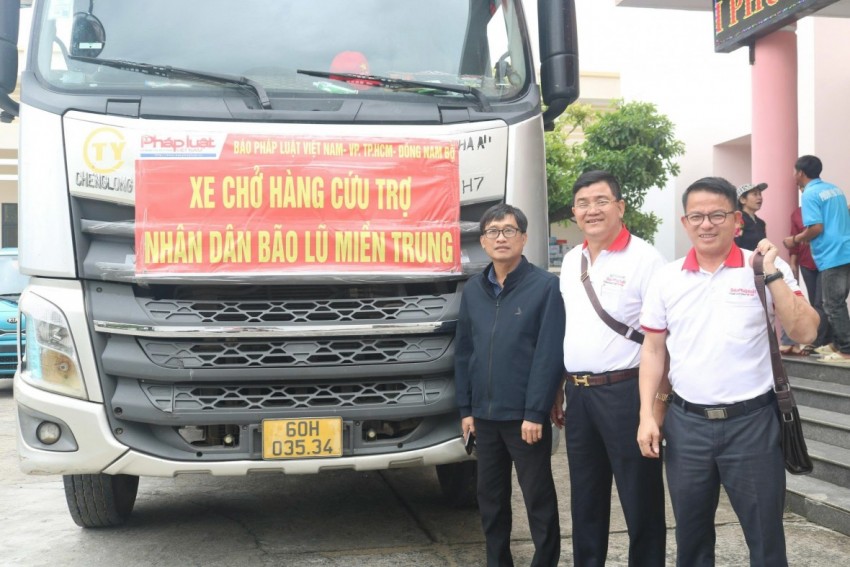 Xe chở hàng cứu trợ của Báo Pháp luật Việt Nam.
